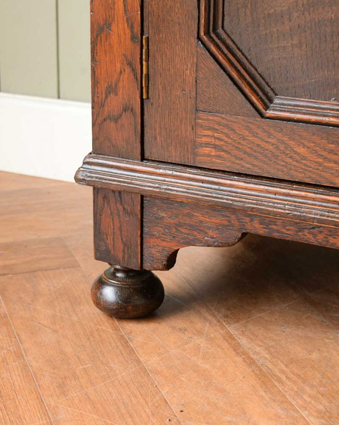 アンティークのキャビネット アンティーク家具 英国輸入のアンティーク家具、ケイム材のガラス戸が美しいブックケース(本棚)。女性1人でもラクに運べちゃうヒミツHandleのアンティークは、脚の裏にフェルトキーパーをお付けしているので、床を滑らせれば女性でも移動がカンタンに出来ます!ご安心下さい。(q-1813-f)