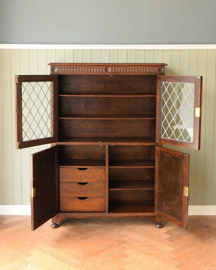 アンティークのキャビネット アンティーク家具 英国輸入のアンティーク家具、ケイム材のガラス戸が美しいブックケース(本棚)。扉を開けた内側はこんな感じですキャビネットの中も職人がしっかり修復したのでキレイです。(q-1813-f)