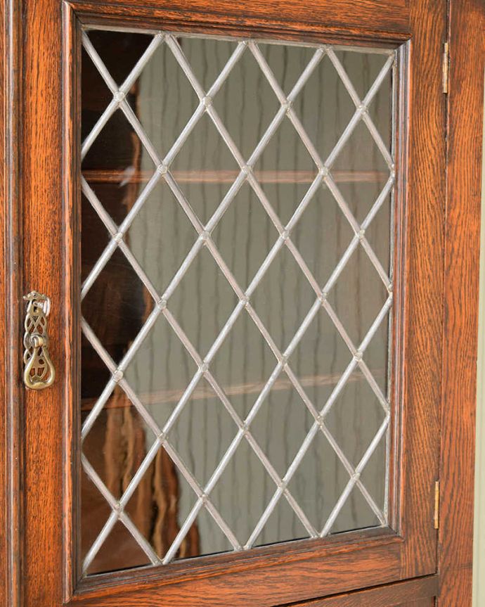 アンティークのキャビネット アンティーク家具 英国輸入のアンティーク家具、ケイム材のガラス戸が美しいブックケース(本棚)。アンティークのガラスの美しさガラスも古いアンティークのステンドグラスは独特の雰囲気が魅力。(q-1813-f)