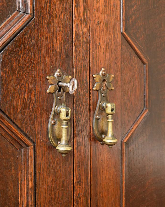 アンティークのキャビネット アンティーク家具 英国輸入のアンティーク家具、ケイム材のガラス戸が美しいブックケース(本棚)。開ける度にワクワク・・・取っ手もアンティークらしいデザイン。(q-1813-f)