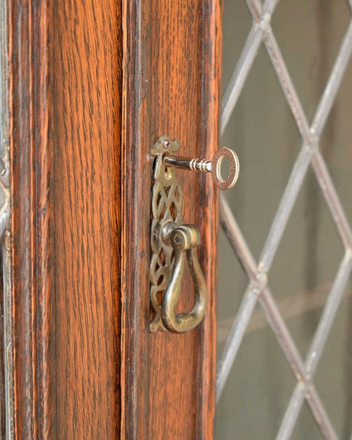 アンティークのキャビネット アンティーク家具 英国輸入のアンティーク家具、ケイム材のガラス戸が美しいブックケース(本棚)。大切なものも収納出来ますおとぎ話に出てくるような可愛いアンティークの鍵が付いています。(q-1813-f)