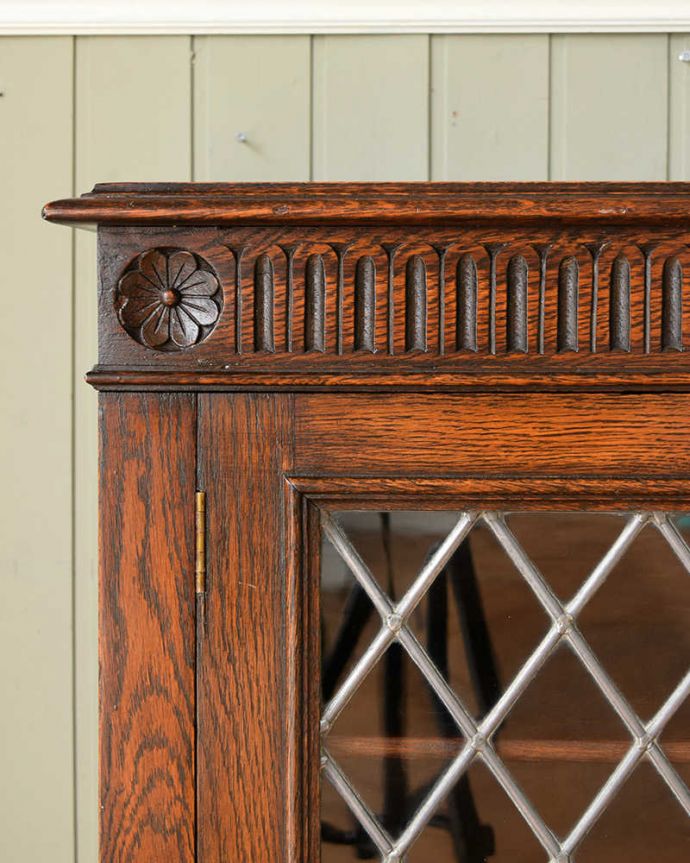 アンティークのキャビネット アンティーク家具 英国輸入のアンティーク家具、ケイム材のガラス戸が美しいブックケース(本棚)。いろんな場所にこだわり彫のデザインもいろいろです。(q-1813-f)