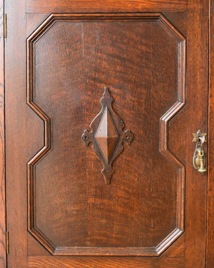 アンティークのキャビネット アンティーク家具 英国輸入のアンティーク家具、ケイム材のガラス戸が美しいブックケース(本棚)。ここの彫も最上級の美しさいろんな部分の美しさが重なり合って、最上級の美しさを醸し出してくれます。(q-1813-f)