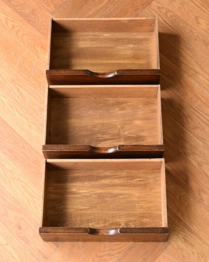 アンティークのキャビネット アンティーク家具 英国輸入のアンティーク家具、ケイム材のガラス戸が美しいブックケース(本棚)。引き出しの中もキレイですもちろん引き出しの中も職人がキレイに修復しました。(q-1813-f)