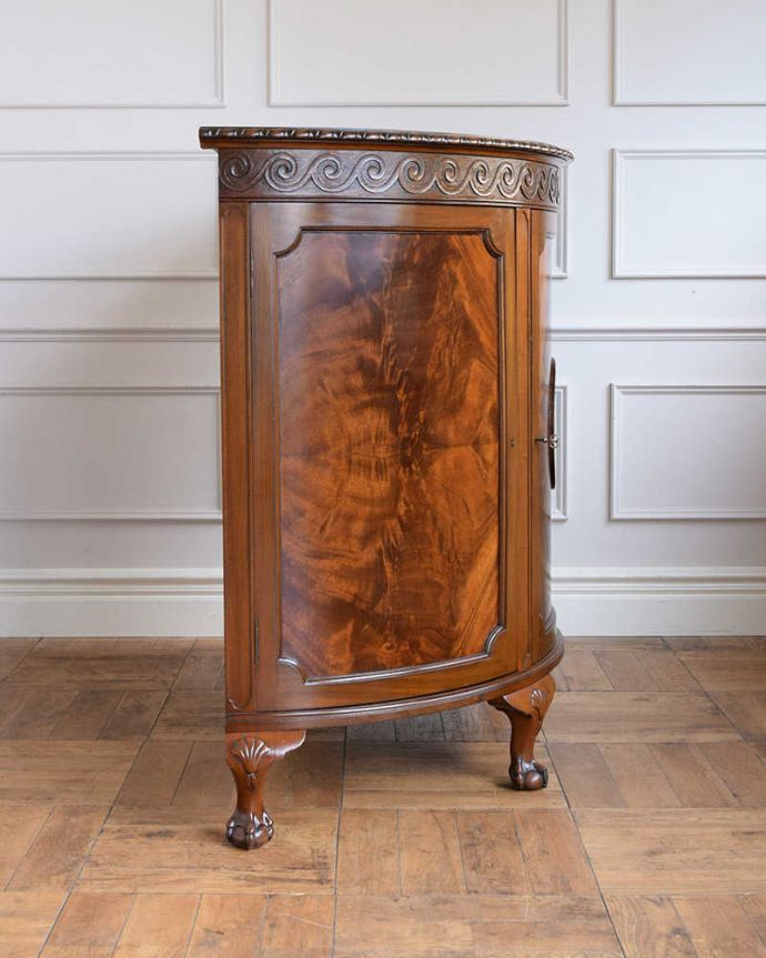 アンティークのキャビネット　アンティーク家具　最上級に美しい木目、ハーフムーンの英国アンティークサイドボード。もちろん横から見てもステキ横顔にだって妥協しません。(q-1814-f)