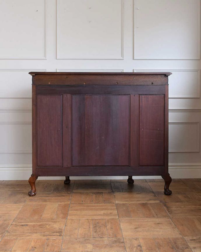 アンティークのキャビネット　アンティーク家具　最上級に美しい木目、ハーフムーンの英国アンティークサイドボード。さらに後ろ姿もチェックアンティークは新品ではないので経年変化によるキズはありますが、専門の職人が修復したので後ろ姿までキレイです。(q-1814-f)