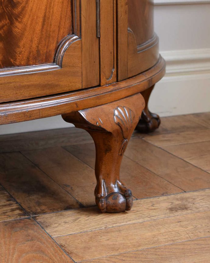 アンティークのキャビネット　アンティーク家具　最上級に美しい木目、ハーフムーンの英国アンティークサイドボード。女性1人でラクラク運べちゃう仕掛けHandleのアンティークは、脚の裏にフェルトキーパーをお付けしています。(q-1814-f)