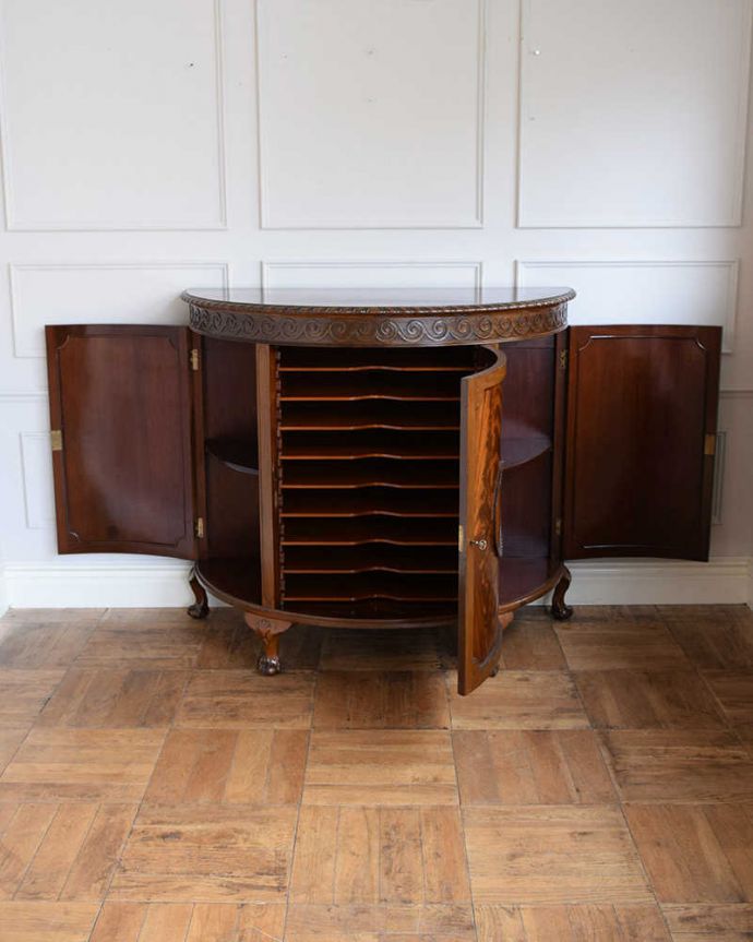 アンティークのキャビネット　アンティーク家具　最上級に美しい木目、ハーフムーンの英国アンティークサイドボード。扉の奥にはたっぷりの収納。(q-1814-f)