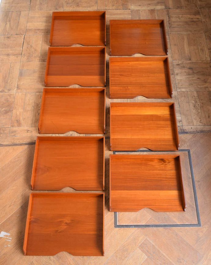 アンティークのキャビネット　アンティーク家具　最上級に美しい木目、ハーフムーンの英国アンティークサイドボード。引き出しの中もキレイに修復しましたもともとカトラリーを入れて使っていた引き出し。(q-1814-f)