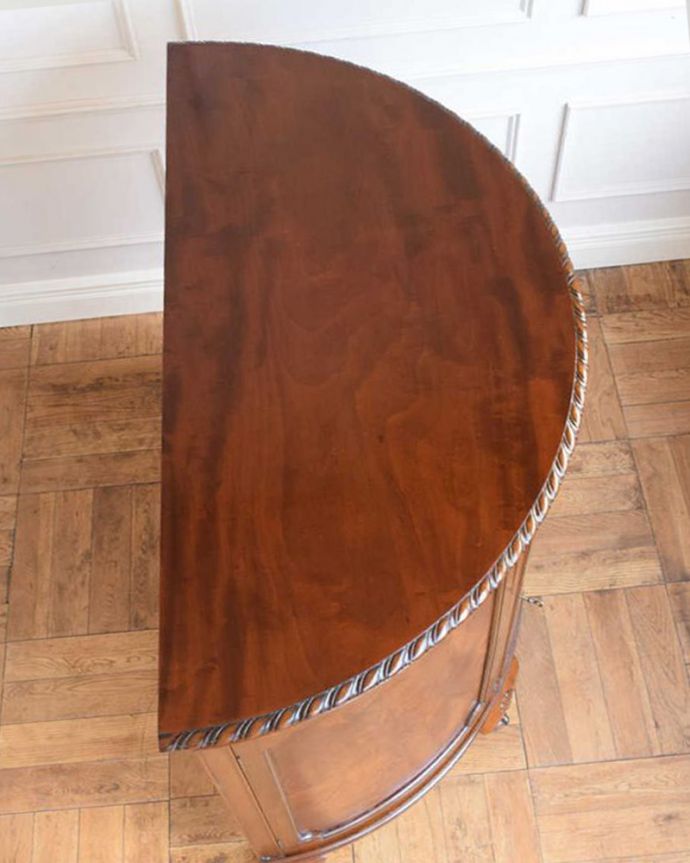 アンティークのキャビネット　アンティーク家具　最上級に美しい木目、ハーフムーンの英国アンティークサイドボード。上から見てるとこんな感じです。(q-1814-f)