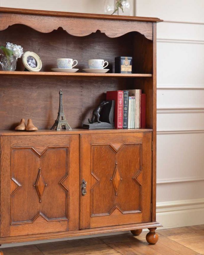 アンティークのキャビネット　アンティーク家具　書斎やリビングで使いたい英国らしいかっこいいアンティークブックシェルフ（本棚）。扉収納も付いている実力派オープン棚だけじゃなく扉も付いているので、見た目もアンティークらしさたっぷりの美しさ。(q-1815-f)