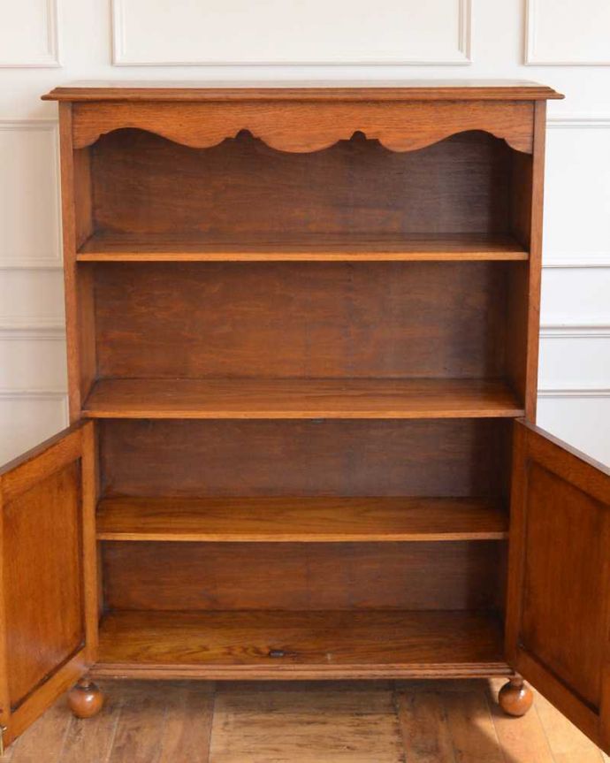 アンティークのキャビネット　アンティーク家具　書斎やリビングで使いたい英国らしいかっこいいアンティークブックシェルフ（本棚）。扉の中を開けみると･･･閉じれば見えない扉の中も、もちろん専門の職人がキレイに修復しました。(q-1815-f)