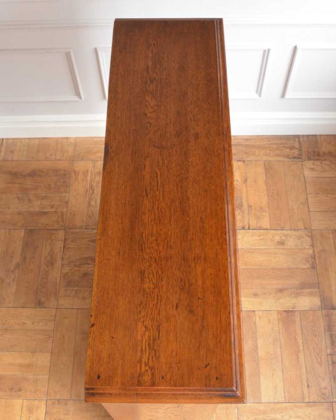 アンティークのキャビネット　アンティーク家具　書斎やリビングで使いたい英国らしいかっこいいアンティークブックシェルフ（本棚）。上から見てみると･･･天板の塗装も修復の際、もちろんキレイにお直ししました。(q-1815-f)