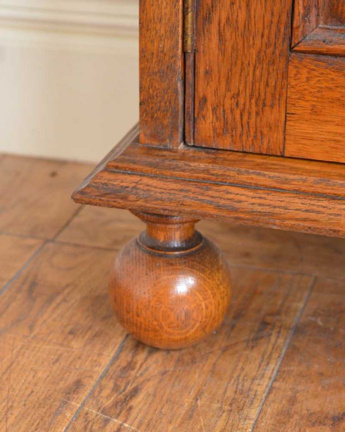 アンティークのキャビネット　アンティーク家具　書斎やリビングで使いたい英国らしいかっこいいアンティークブックシェルフ（本棚）。女性１人でラクラク運べちゃうんですHandleのアンティークは、脚の裏にフェルトキーパーをお付けしています。(q-1815-f)