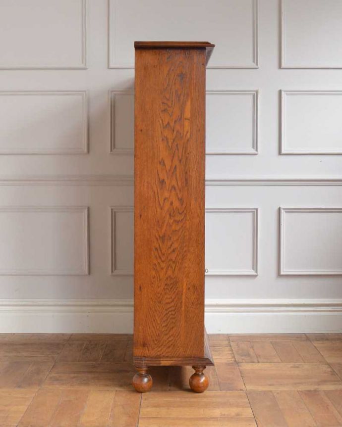 アンティークのキャビネット　アンティーク家具　書斎やリビングで使いたい英国らしいかっこいいアンティークブックシェルフ（本棚）。横から見ても素敵なんですもちろん、横から見てもキレイ。(q-1815-f)