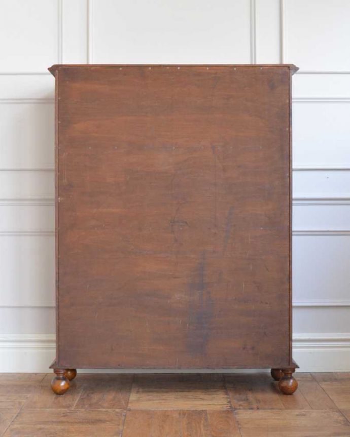 アンティークのキャビネット　アンティーク家具　書斎やリビングで使いたい英国らしいかっこいいアンティークブックシェルフ（本棚）。後ろ姿もチェックして下さいアンティークは新品ではないので、経年変化によるキズはありますが、専門の職人がキレイにお直しをしているので、後ろ姿までキレイです。(q-1815-f)