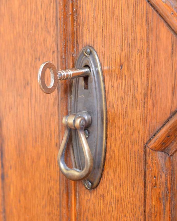 アンティークのキャビネット　アンティーク家具　書斎やリビングで使いたい英国らしいかっこいいアンティークブックシェルフ（本棚）。大切なものも安心ですカギが付いているので、大切なものも収納することが出来ます。(q-1815-f)