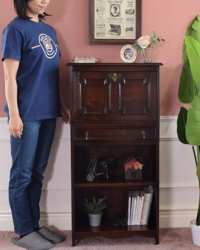ビューロー　アンティーク家具　英国らしい彫が魅力の小さなアンティークスチューデントビューロー。コンパクトで、どこでも置けちゃうビューロースチューデントビューローと呼ばれるコンパクトサイズのビューローは、もともと学生さん用に作られたもの。(q-1816-f)