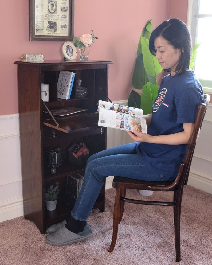 ビューロー　アンティーク家具　英国らしい彫が魅力の小さなアンティークスチューデントビューロー。あっという間にデスクに早変わり扉を前に倒すだけでデスクが登場。(q-1816-f)