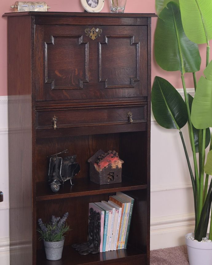 ビューロー　アンティーク家具　英国らしい彫が魅力の小さなアンティークスチューデントビューロー。普段は本棚として使えるオープンキャビネットビューローの下の部分は本棚として作られたオープン棚。(q-1816-f)