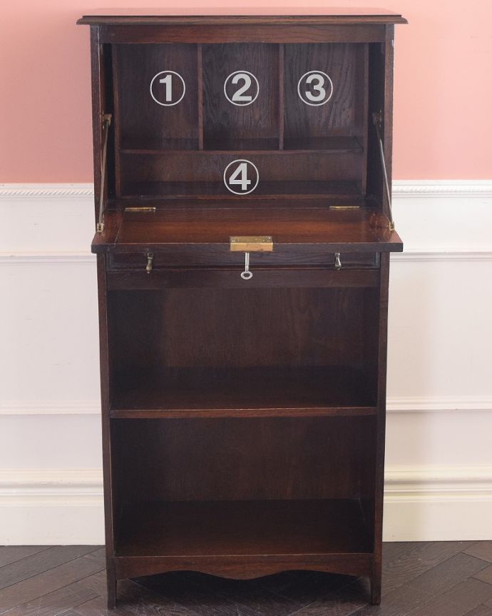 ビューロー　アンティーク家具　英国らしい彫が魅力の小さなアンティークスチューデントビューロー。お片付け上手になれる仕切り扉の中身は整理整頓しやすいように細かく仕切られています。(q-1816-f)