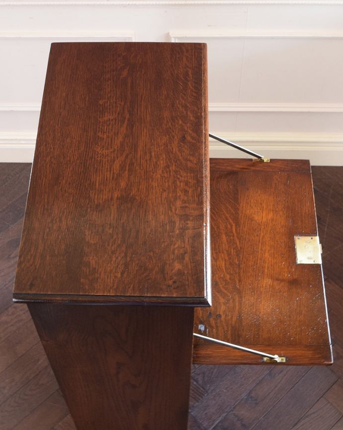 ビューロー　アンティーク家具　英国らしい彫が魅力の小さなアンティークスチューデントビューロー。デスクの部分を上から見ると･･･天板部分の塗装も専門の職人がしっかりキレイに修復したので、こんなにキレイです。(q-1816-f)