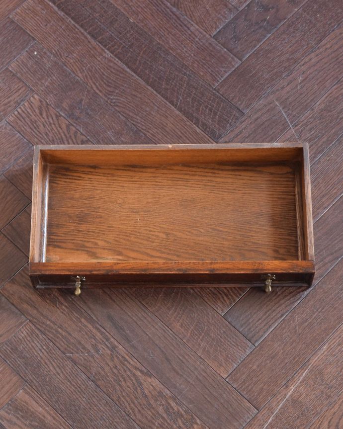 ビューロー　アンティーク家具　英国らしい彫が魅力の小さなアンティークスチューデントビューロー。何でも収納できる引き出しもちろん、引き出しの中もキレイに修復しました。(q-1816-f)