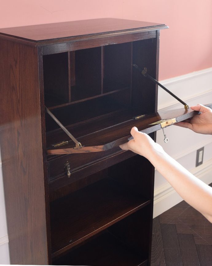 ビューロー　アンティーク家具　英国らしい彫が魅力の小さなアンティークスチューデントビューロー。あっという間にデスクが登場扉を前に倒すだけで、簡単にデスクになります。(q-1816-f)