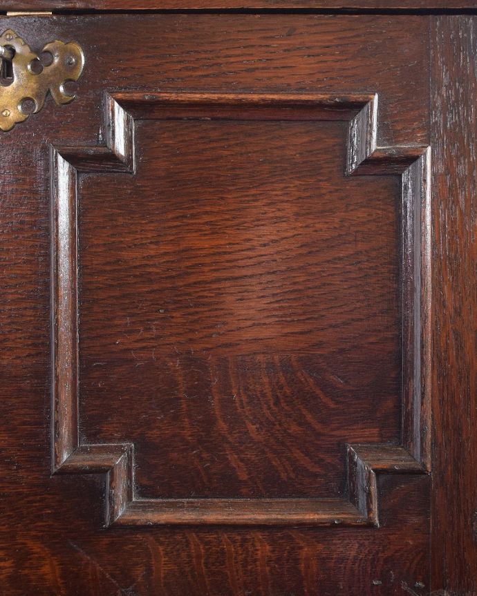 ビューロー　アンティーク家具　英国らしい彫が魅力の小さなアンティークスチューデントビューロー。惚れ惚れしちゃう美しさこんなに堅い無垢材に一体どうやって彫ったんだろう？と不思議になるくらい細かい彫にうっとりです。(q-1816-f)