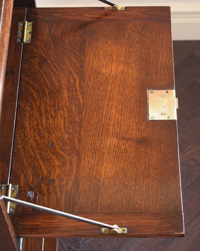 ビューロー　アンティーク家具　英国らしい彫が魅力の小さなアンティークスチューデントビューロー。天板部分もキレイですやっぱりデスクの天板部分は気になるポイント。(q-1816-f)