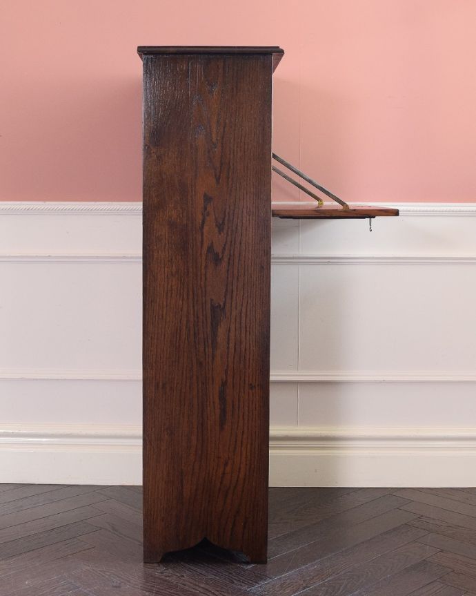 ビューロー　アンティーク家具　英国らしい彫が魅力の小さなアンティークスチューデントビューロー。横から見ても素敵なんですもちろん、横から見てもキレイに仕上がっているので、いろんな場所に置いて使って下さい。(q-1816-f)