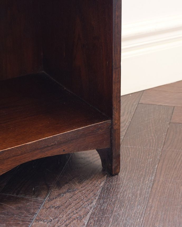 ビューロー　アンティーク家具　英国らしい彫が魅力の小さなアンティークスチューデントビューロー。女性１人でラクラ運べちゃうんですHandleのアンティークは、脚の裏にフェルトキーパーをお付けしています。(q-1816-f)