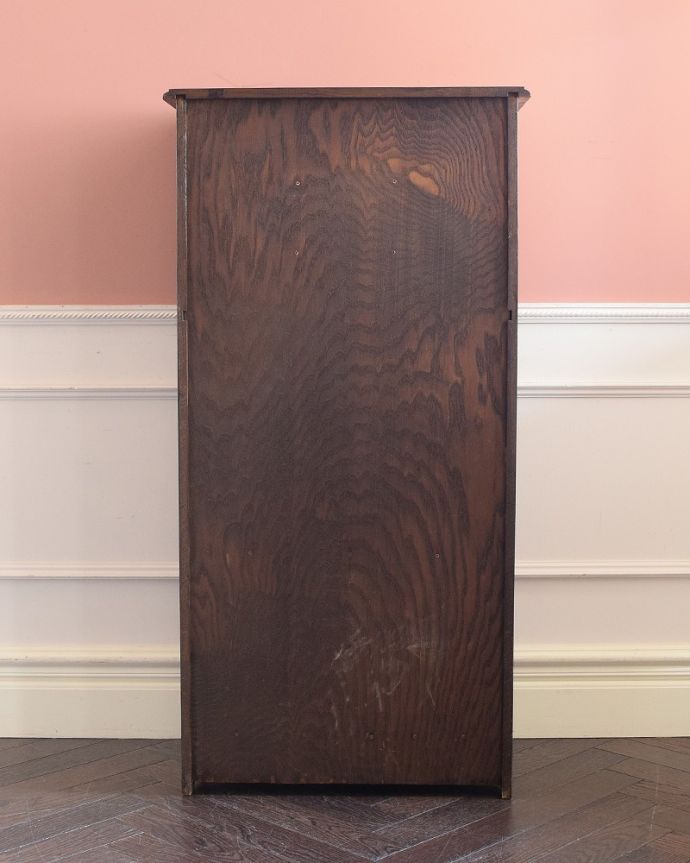 ビューロー　アンティーク家具　英国らしい彫が魅力の小さなアンティークスチューデントビューロー。もちろん後ろ姿もキレイですアンティークは新品ではないので、もちろん経年変化によるキズはあります。(q-1816-f)