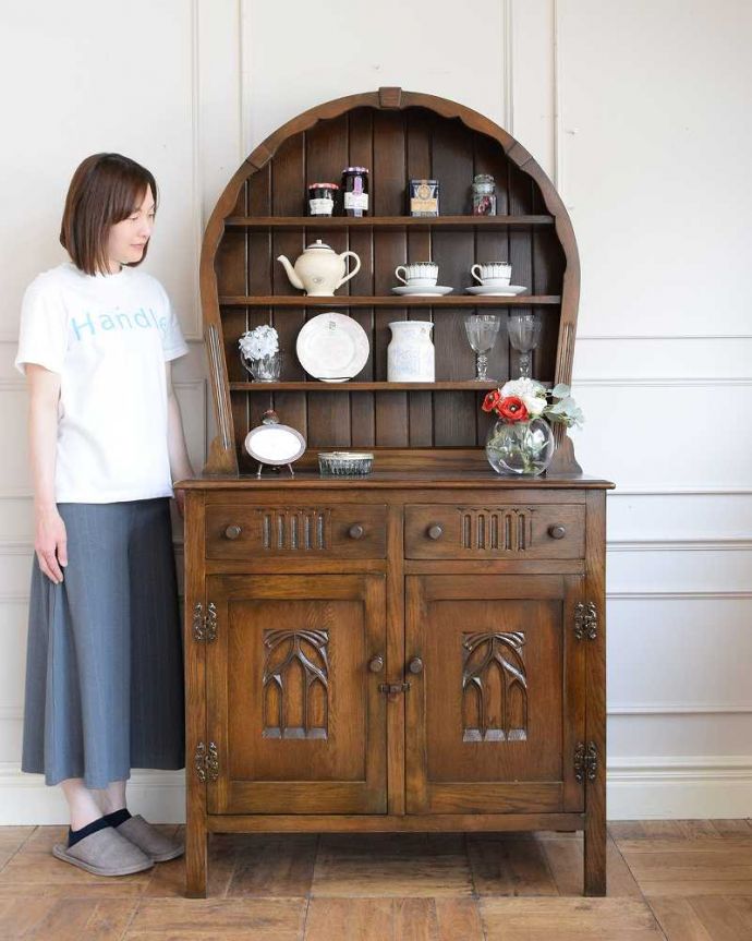 アンティークのキャビネット　アンティーク家具　クルッとまるい背もたれのデザインがめずらしい アンティークのウェルシュドレッサー。アンティークらしい「見せる」収納家具ウェルシュドレッサーとは、もともとキッチンで使われていたお料理を飾り付け（ドレッシング）するための家具。(q-1817-f)