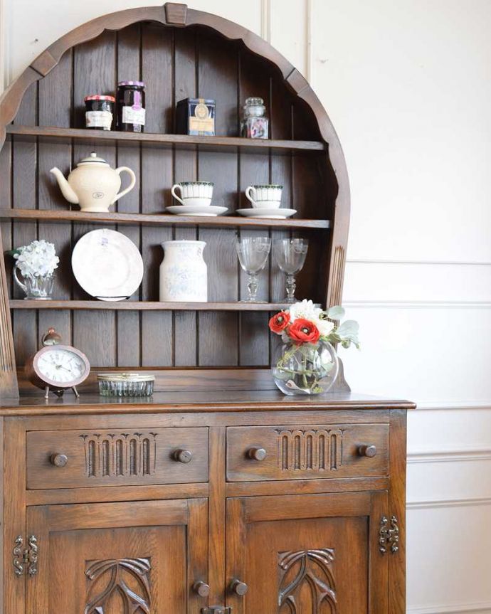 アンティークのキャビネット　アンティーク家具　クルッとまるい背もたれのデザインがめずらしい アンティークのウェルシュドレッサー。置いたもの全部が素敵に見えちゃうオープン棚を支える支柱の装飾がとても美しいので、この棚に置いたものが全部オシャレに見えるんです。(q-1817-f)