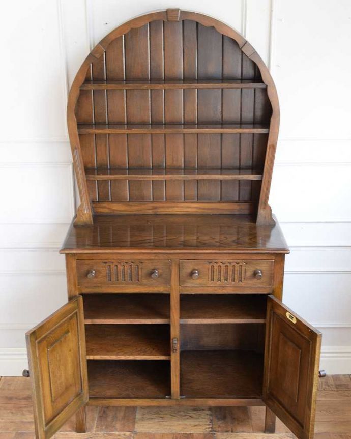 アンティークのキャビネット　アンティーク家具　クルッとまるい背もたれのデザインがめずらしい アンティークのウェルシュドレッサー。扉を開けてみると…中が見えない扉の中も、キレイに修復しました。(q-1817-f)