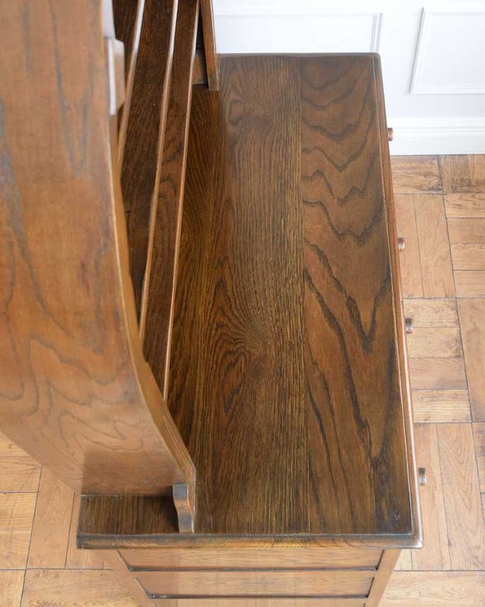 アンティークのキャビネット　アンティーク家具　クルッとまるい背もたれのデザインがめずらしい アンティークのウェルシュドレッサー。天板部分もキレイに仕上げました。(q-1817-f)