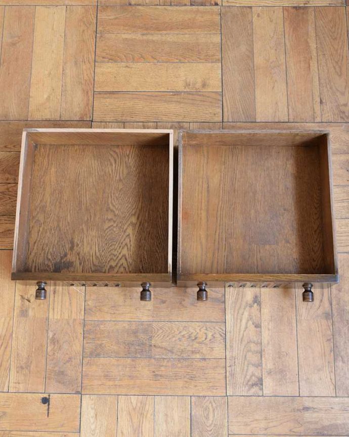 アンティークのキャビネット　アンティーク家具　クルッとまるい背もたれのデザインがめずらしい アンティークのウェルシュドレッサー。引き出しの中もキレイですもちろん引き出しの中も職人がキレイに修復しました。(q-1817-f)