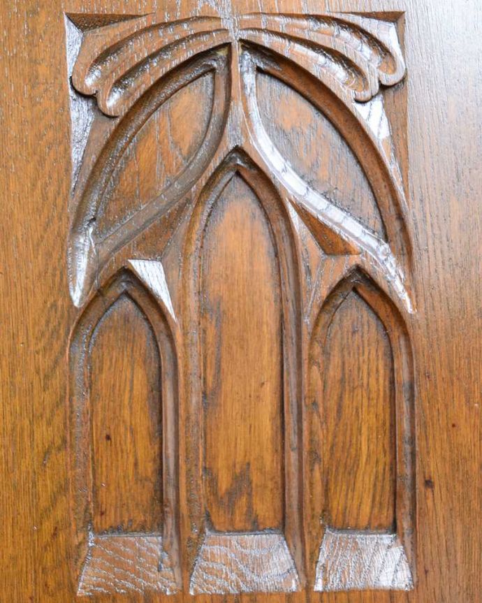 アンティークのキャビネット　アンティーク家具　クルッとまるい背もたれのデザインがめずらしい アンティークのウェルシュドレッサー。いろんな場所にこだわり彫のデザインもいろいろです。(q-1817-f)