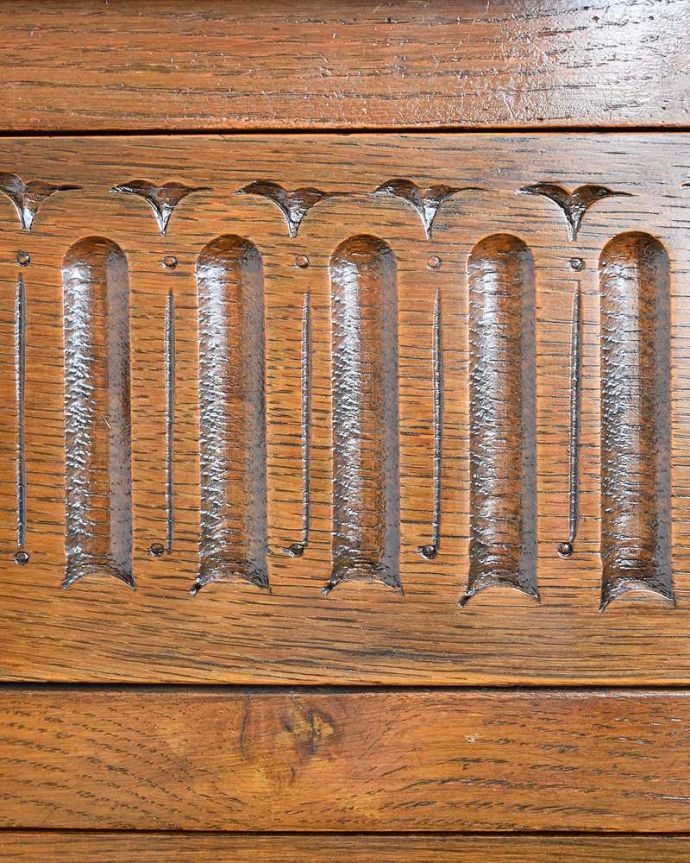 アンティークのキャビネット　アンティーク家具　クルッとまるい背もたれのデザインがめずらしい アンティークのウェルシュドレッサー。惚れ惚れしちゃう美しさこんなに堅い無垢材に一体どうやって彫ったんだろう？と不思議になるくらい細かい彫にうっとりです。(q-1817-f)