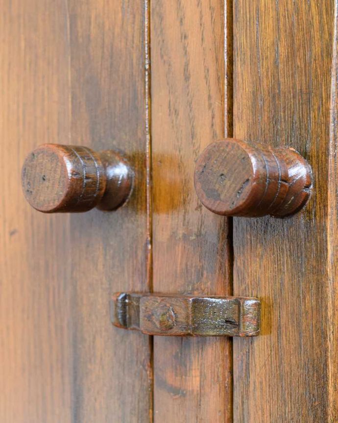 アンティークのキャビネット　アンティーク家具　クルッとまるい背もたれのデザインがめずらしい アンティークのウェルシュドレッサー。扉を開ける度にワクワク美しいデザインの取っ手。(q-1817-f)