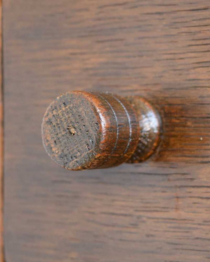 アンティークのキャビネット　アンティーク家具　クルッとまるい背もたれのデザインがめずらしい アンティークのウェルシュドレッサー。アンティークらしい取っ手キチンとお直ししてありますので、開け閉めもスムーズです。(q-1817-f)