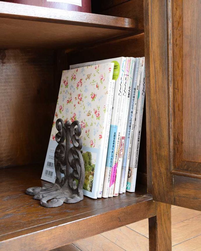 アンティークのキャビネット　アンティーク家具　クルッとまるい背もたれのデザインがめずらしい アンティークのウェルシュドレッサー。A4サイズも収納出来ちゃう優れものA4サイズの雑誌までしっかり収納出来ちゃう大きさ。(q-1817-f)