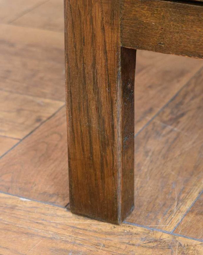 アンティークのキャビネット　アンティーク家具　クルッとまるい背もたれのデザインがめずらしい アンティークのウェルシュドレッサー。女性１人でもラクに運べちゃうヒミツHandleのアンティークは、脚の裏にフェルトキーパーをお付けしているので、床を滑らせれば女性でも移動がカンタンに出来ます！ご安心下さい。(q-1817-f)