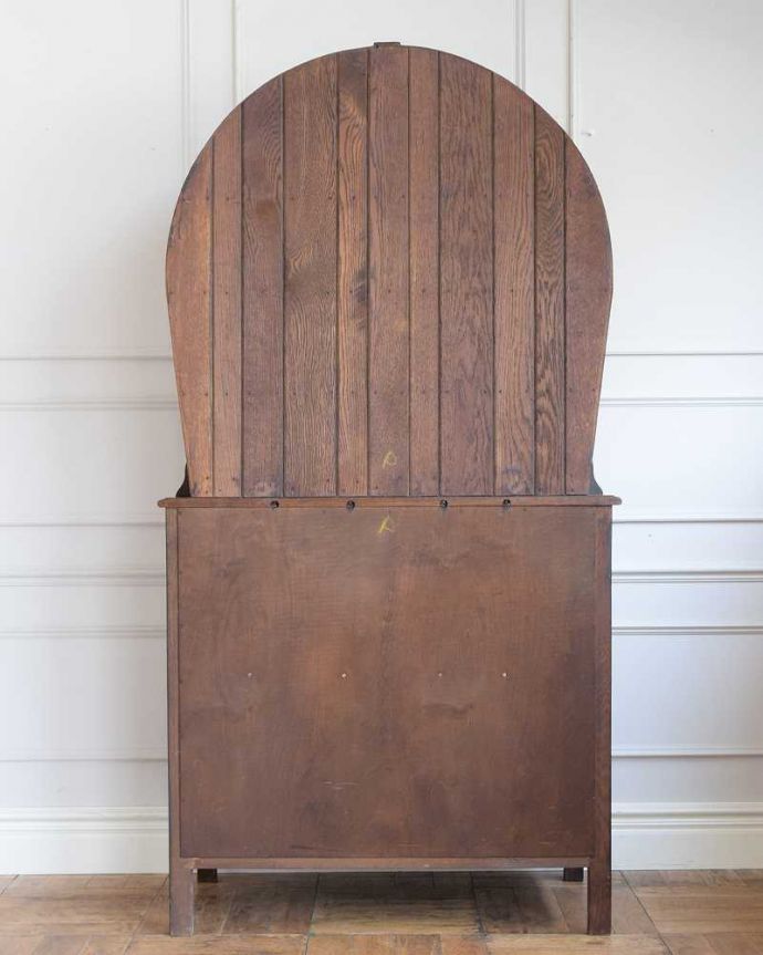 アンティークのキャビネット　アンティーク家具　クルッとまるい背もたれのデザインがめずらしい アンティークのウェルシュドレッサー。後ろからも見て下さいアンティークは新品ではないので、経年変化によるキズはありますが、専門の職人がキレイに仕上げているので後ろ姿にも自信があります。(q-1817-f)