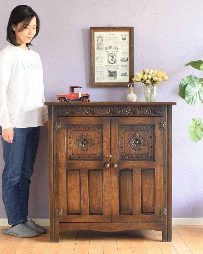 アンティーク家具 お花の彫りが華やかな英国のアンティークカップボード(キャビネット)。落ち着いた英国アンティークの雰囲気漂うキャビネット英国らしい落ち着いた雰囲気。(q-1818-f)