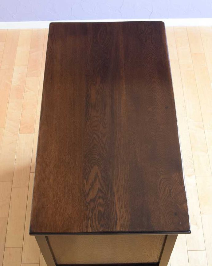 アンティーク家具 お花の彫りが華やかな英国のアンティークカップボード(キャビネット)。上から見てるとこんな形のキャビネットです。(q-1818-f)