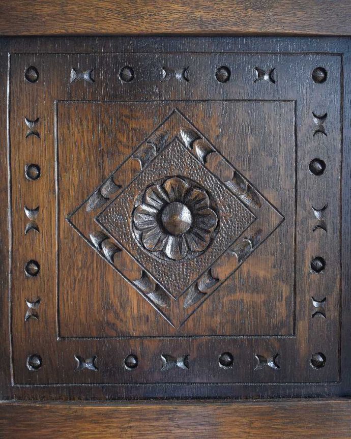 アンティーク家具 お花の彫りが華やかな英国のアンティークカップボード(キャビネット)。惚れ惚れする彫の美しさこんなに堅い無垢材に一体どうやって彫ったんだろう?と不思議になるくらいアンティークらしく細かい彫りは眺めているだけでうっとりする美しさです。(q-1818-f)