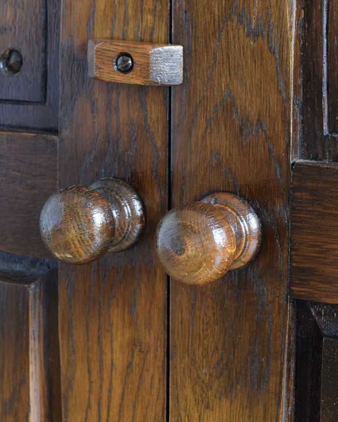 アンティーク家具 お花の彫りが華やかな英国のアンティークカップボード(キャビネット)。開ける度にワクワク・・・コロンとした小さな木の取っ手です。(q-1818-f)