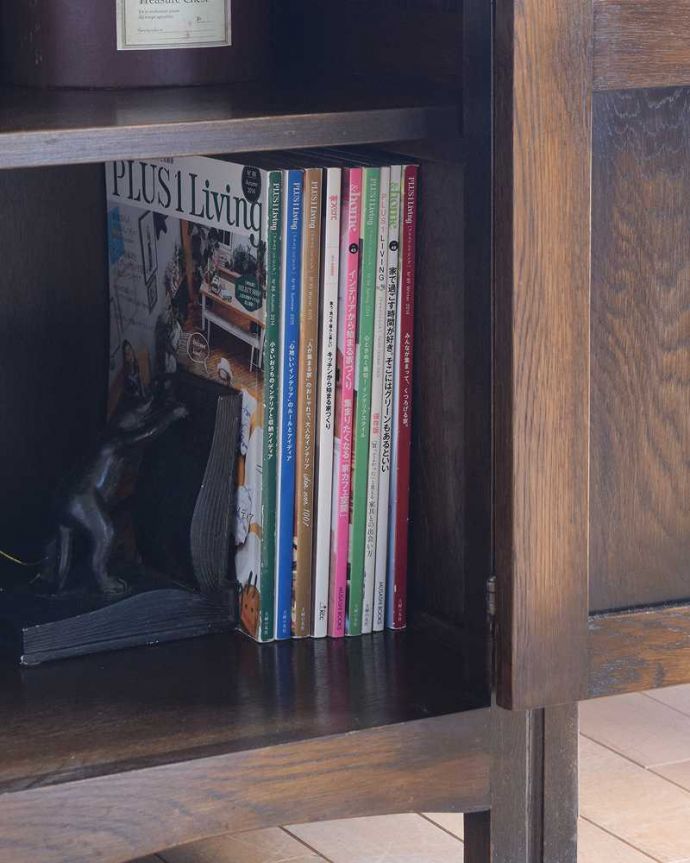 アンティーク家具 お花の彫りが華やかな英国のアンティークカップボード(キャビネット)。扉の中は収納たっぷりA4サイズの雑誌までしっかり収納出来ちゃう大きさ。(q-1818-f)